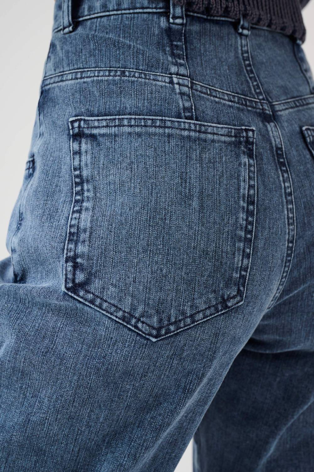 Item M6 Relaxed Denim High Rise Pants Begrenzt auf 3 Tage