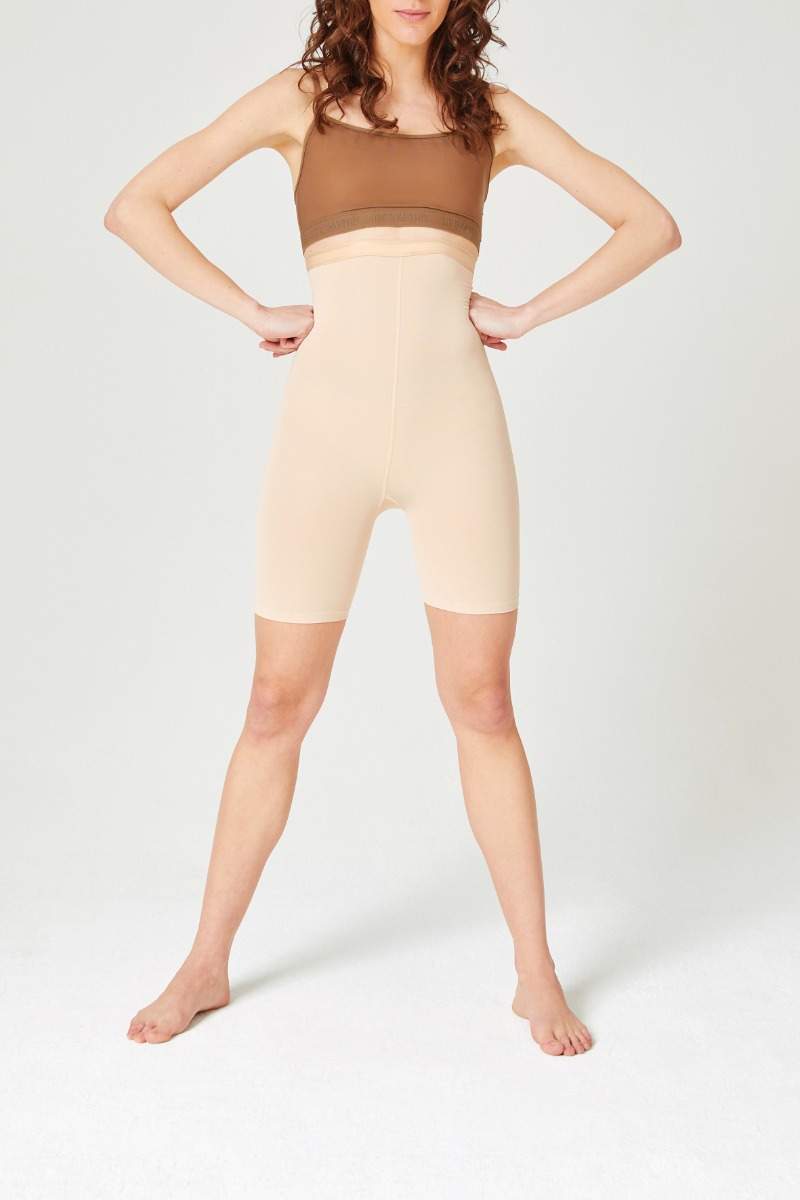 Item M6 Beauty High Rise Shorts im Angebot