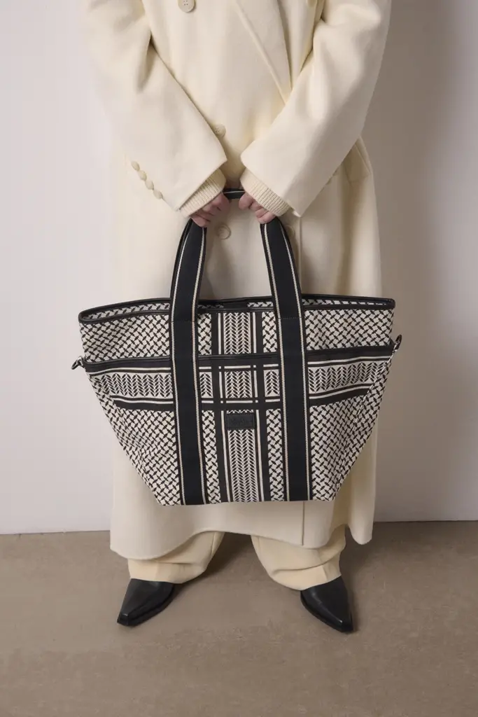 Lala Berlin East West Tote Merge canvas heritage stripe black 50% Rabatt mit kostenlosem Versand