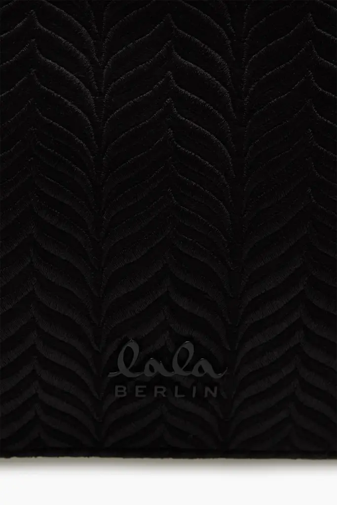 Lala Berlin Crossbody Magna canvas embroidery black Verkauf