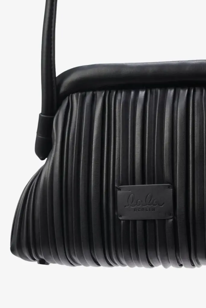 Lala Berlin Crossbody Clutch Maude vegan leather plisse black Saisonschlussverkauf