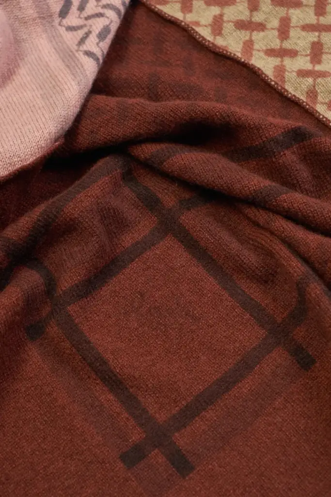 Lala Berlin Triangle Patchwork Rose cashmere brown on brick red Sonderangebot