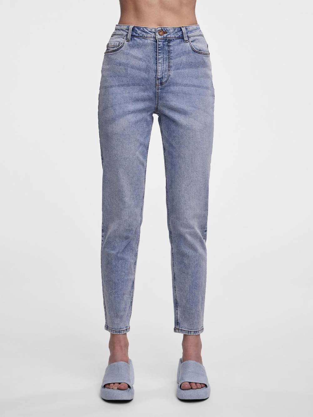 PIECES Tapered Jeans 'Kesia' in Light Blue Nur noch ein Tag übrig