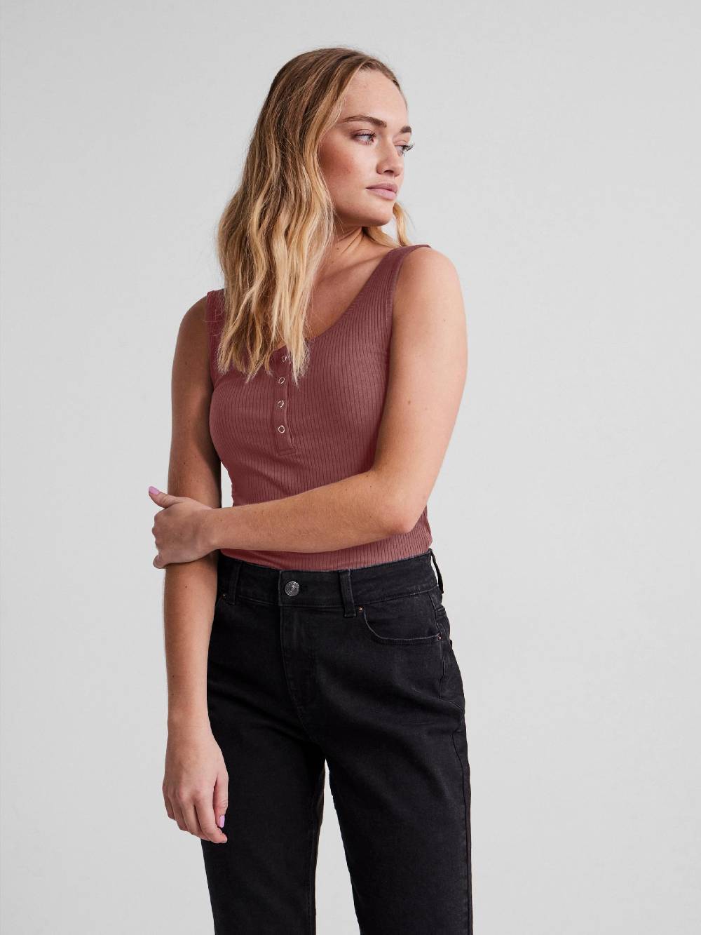 PIECES Top 'Kitte' in Carmine Red Vatertagsangebot