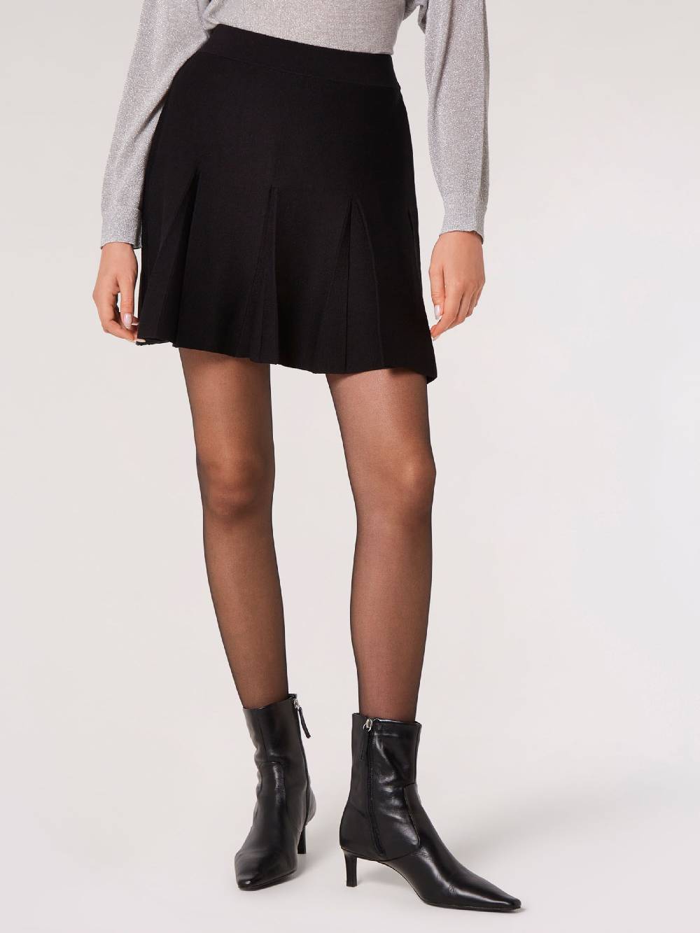 Apricot Skirt in Black im Angebot