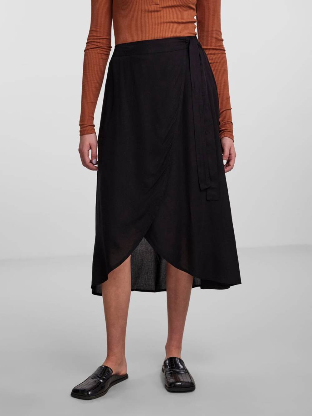 PIECES Skirt 'Tala' in Black Fabrikpreis