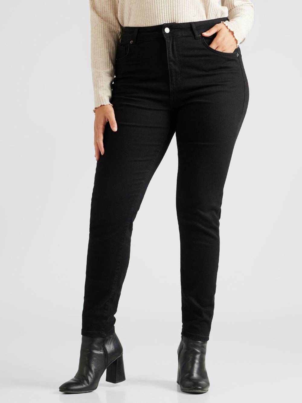 ABOUT YOU Curvy Skinny Jeans 'Helena' in Black Denim Exklusivangebot