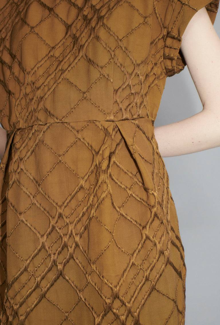 Odeeh Relief Rhombs Kleid, Shellac 2025