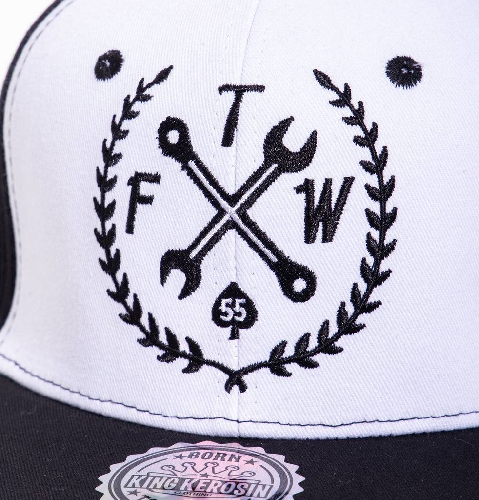 Queen Kerosin Snapback Cap mit Print auf der Schirmunterseite Gummizug «FTW» im Angebot