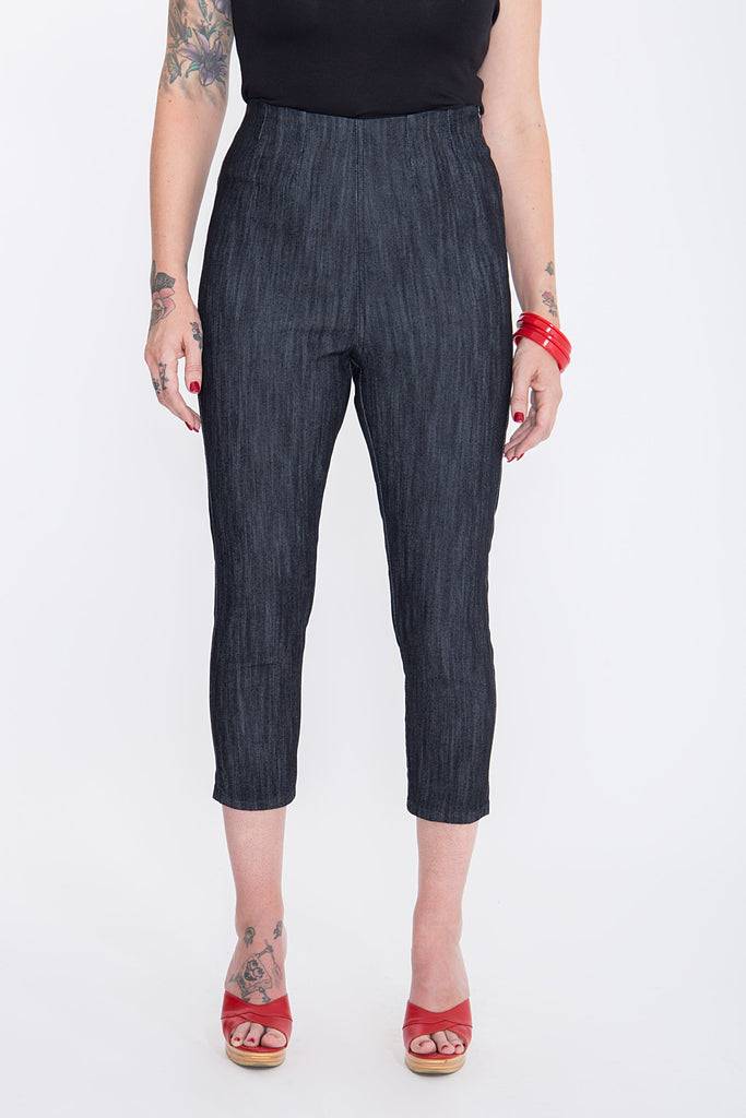 Queen Kerosin Capri Jeans mit angesagter Rosenstickerei «Wild & Free» Neueste Stile