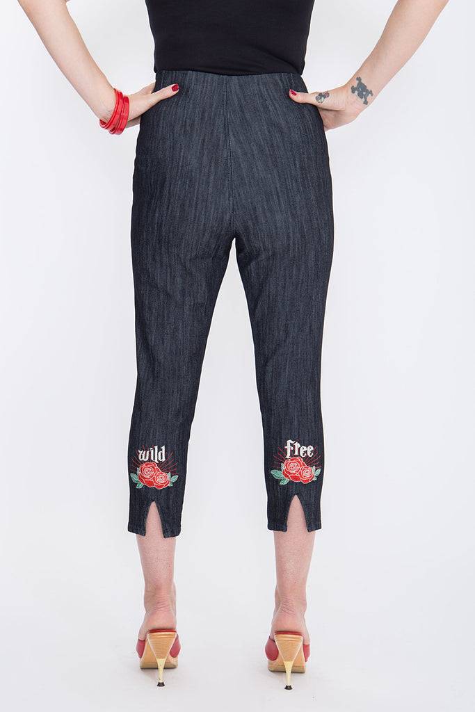 Queen Kerosin Capri Jeans mit angesagter Rosenstickerei «Wild & Free» Neueste Stile
