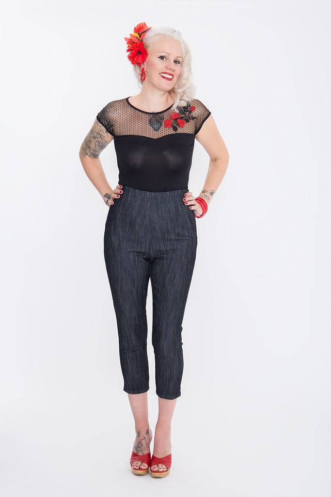 Queen Kerosin Capri Jeans mit angesagter Rosenstickerei «Wild & Free» Neueste Stile