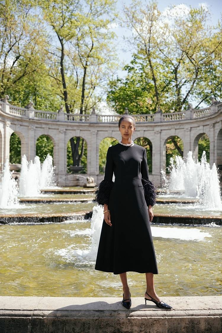 Sly 010 Langes tailliertes Kleid mit Federbesatz Im Verkauf